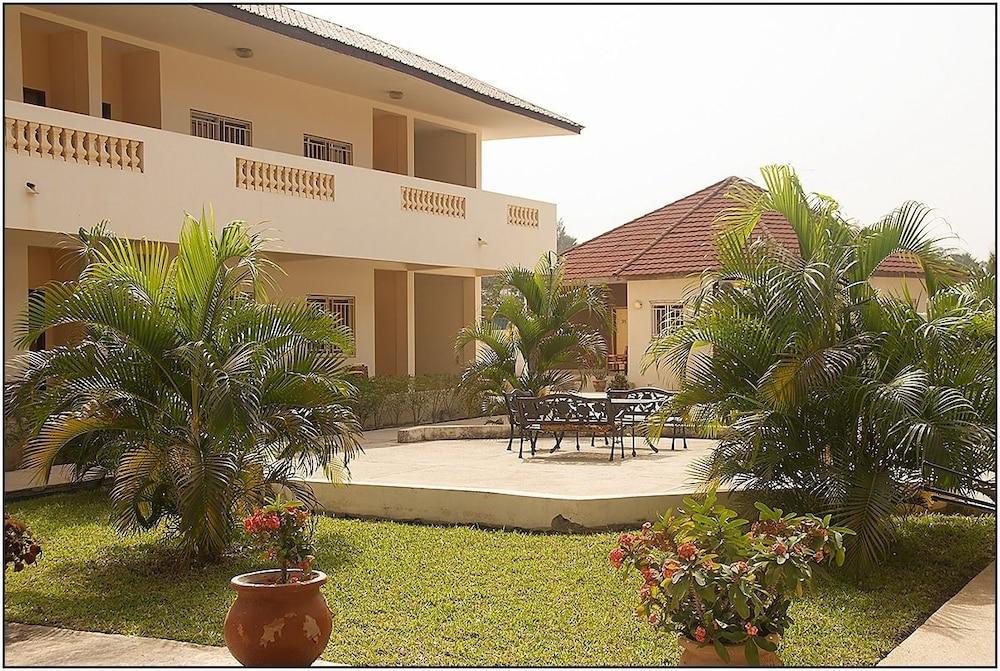 Bamboo Garden Hotel Serrekunda Esterno foto